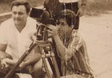 Foto Guizzo ao lado de um cameraman de cinema