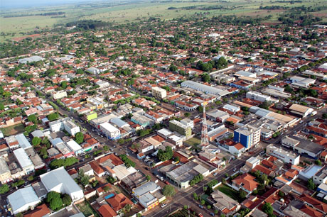 Imagem da terra arada esperando o plantio