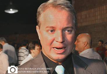 Foto Voges dando entrevista